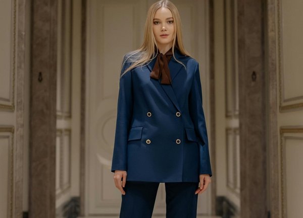 Comment intégrer des pièces en dentelle dans une tenue de bureau sans excès?