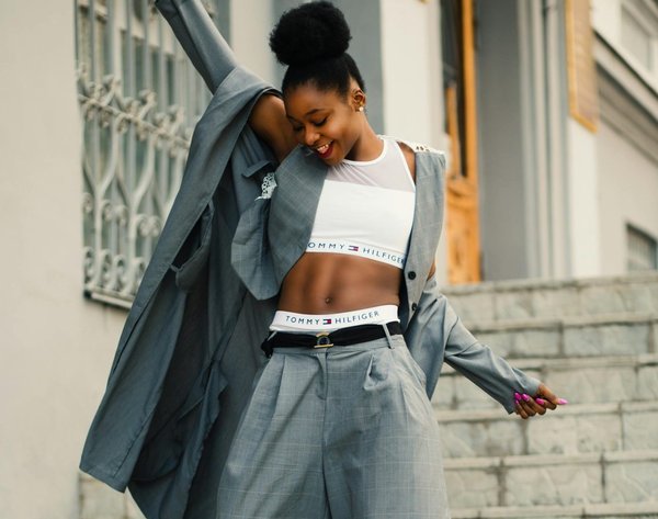 Quelle est la meilleure façon de porter une cape en été?